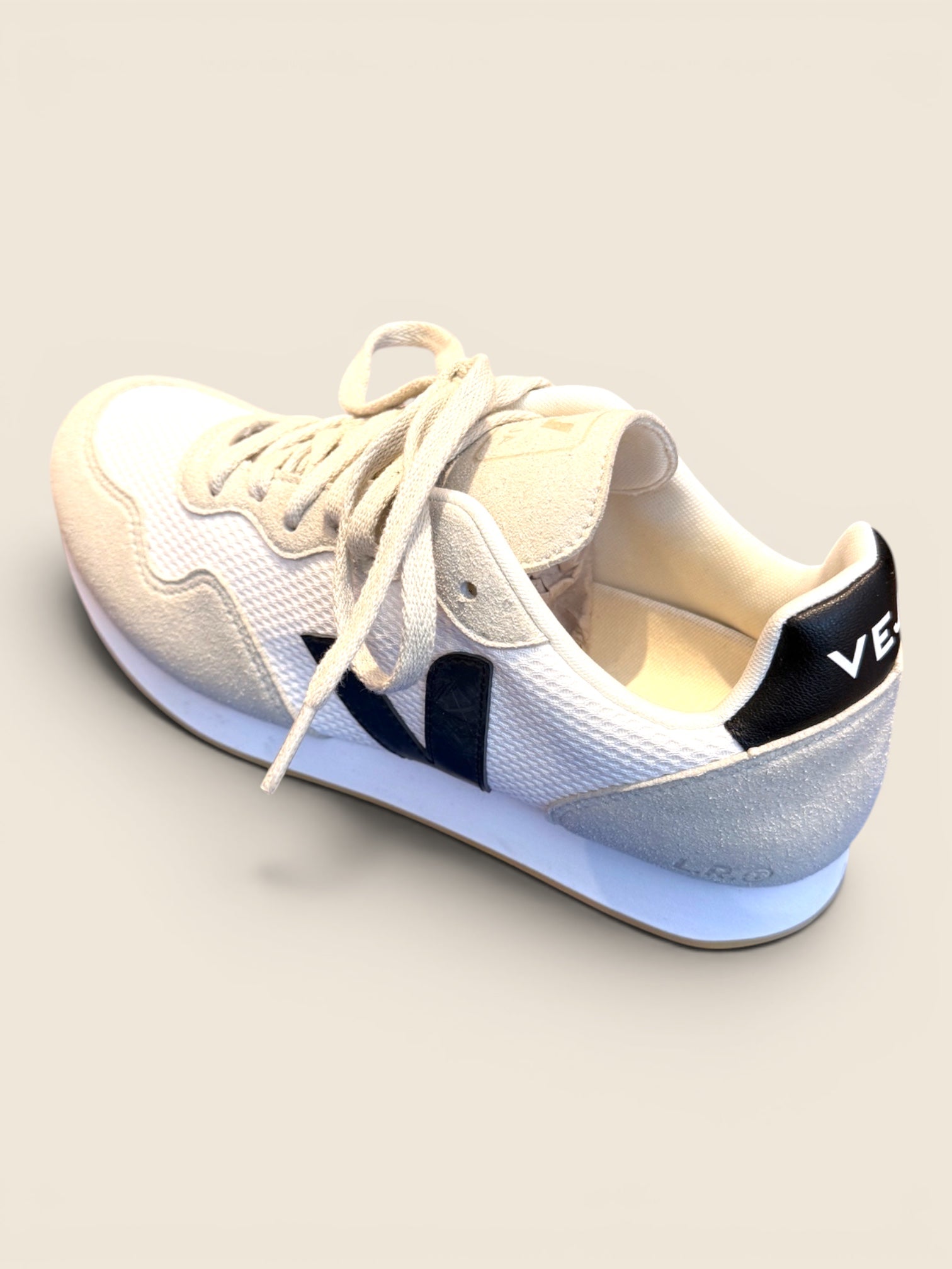 Veja Sneaker - Beige/Schwarz