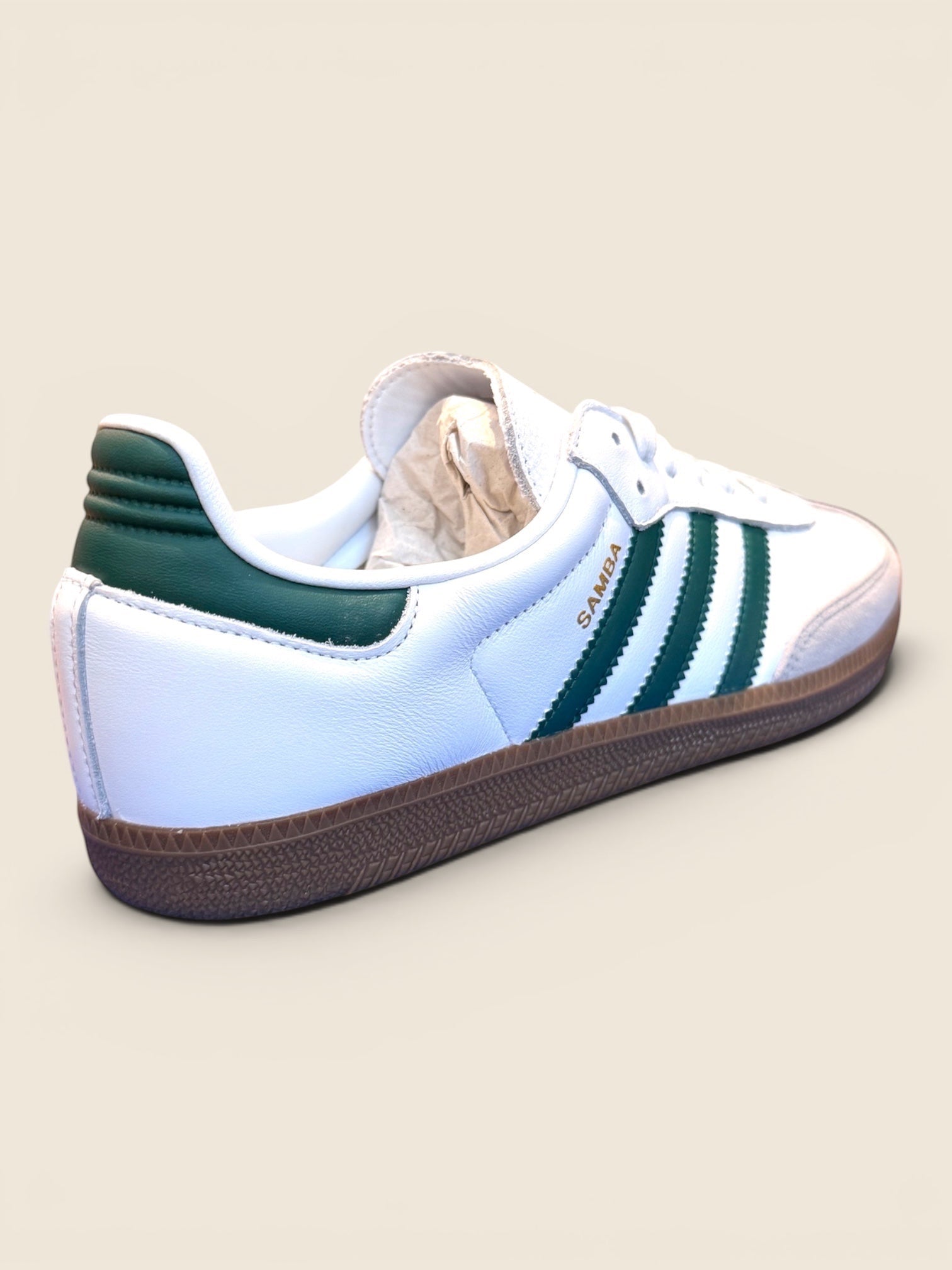 ViCo Unique Potsdam | Premium Secondhand Shop Adidas Samba OG Sneaker in Weiß mit grünen Streifen und brauner Gummisohle