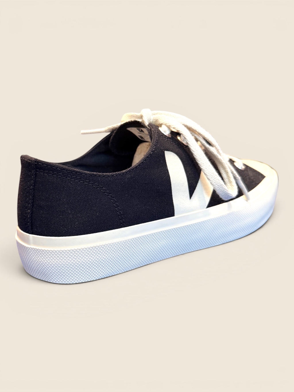 ViCo Unique Potsdam Leinenschuhe: Schwarze Canvas-Sneaker mit weißem V-Aufnäher, weißer Gummikappe und Sohle. Schnürung.