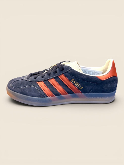 Adidas Gazelle Herren Sneaker in Dunkelblau mit orangen Streifen und goldener "Gazelle"-Prägung, Wildleder, transparente Gummisohle.
