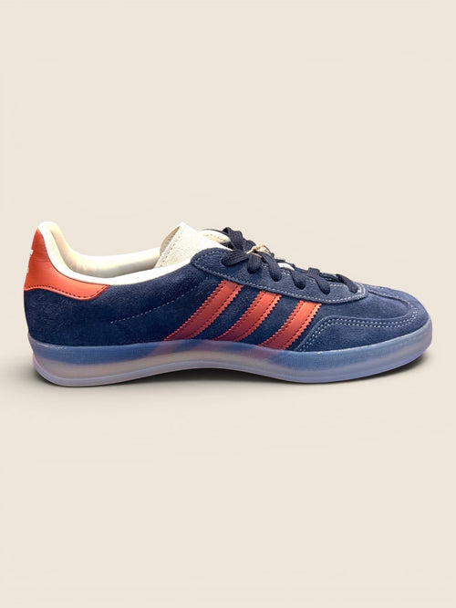 Adidas Gazelle Herren Sneaker in Dunkelblau mit orangen Streifen, Wildleder, transparente Gummisohle