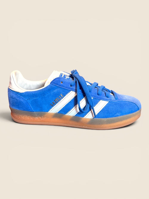 ViCo Unique Potsdam: Königsblaue Adidas Gazelle Sneaker aus Wildleder mit weißen Streifen und bernsteinfarbener Gummisohle.