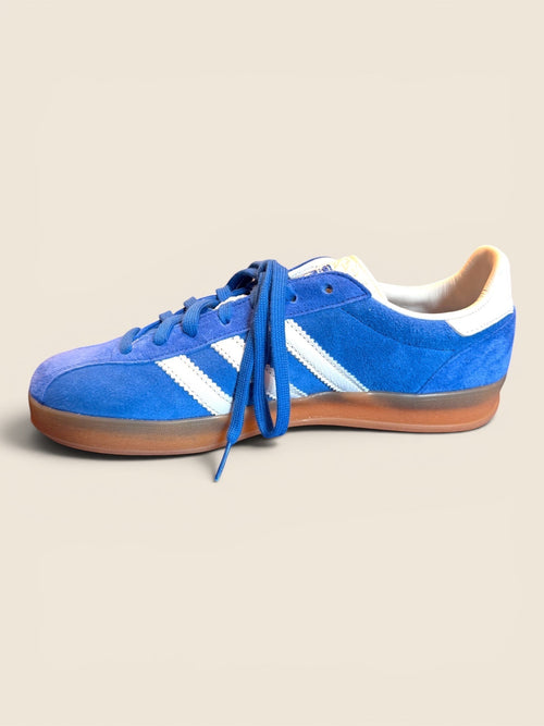 ViCo Unique Potsdam: Königsblaue Adidas Gazelle Sneaker aus Wildleder mit weißen Streifen und Gummisohle.