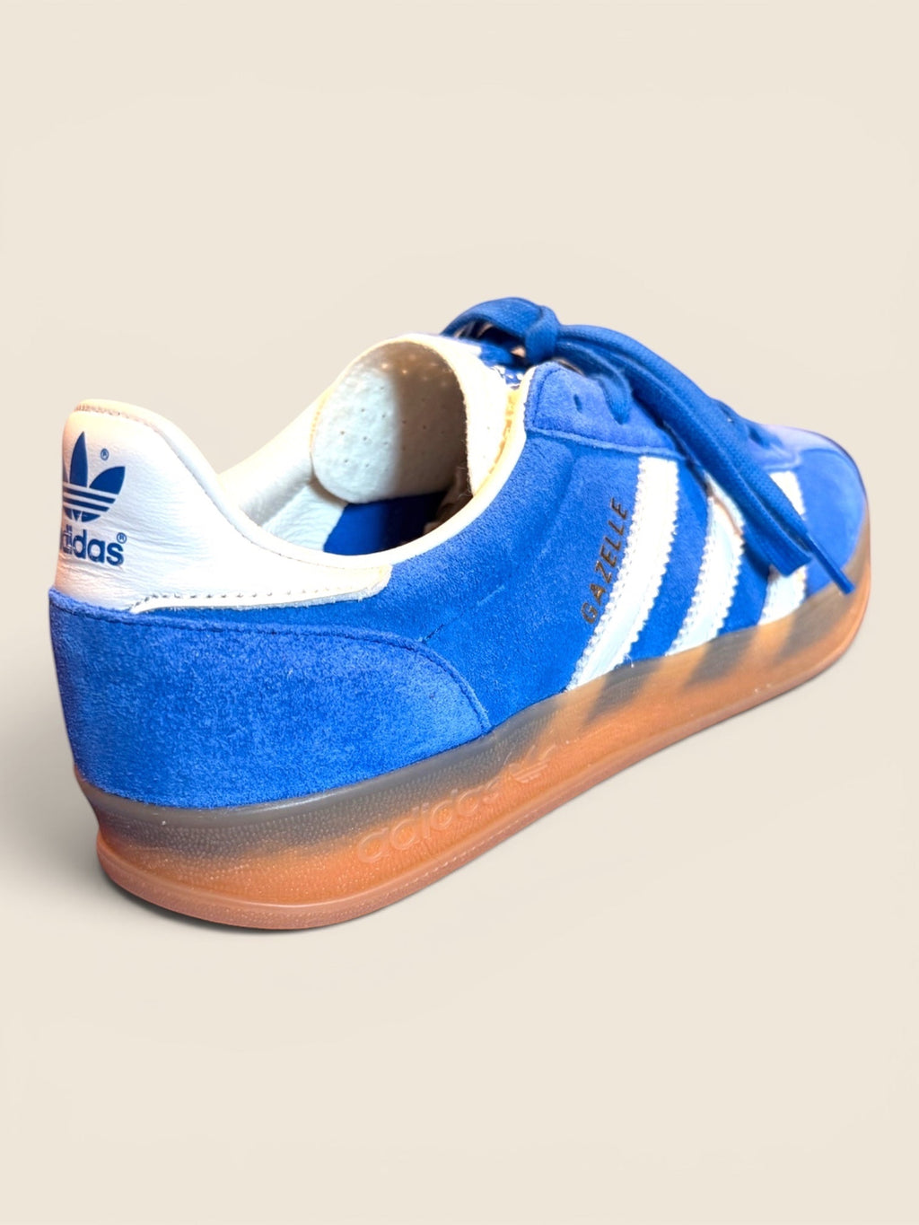 ViCo Unique Potsdam: Königsblaue Adidas Gazelle Sneaker aus Wildleder mit weißen Streifen und Gummisohle.