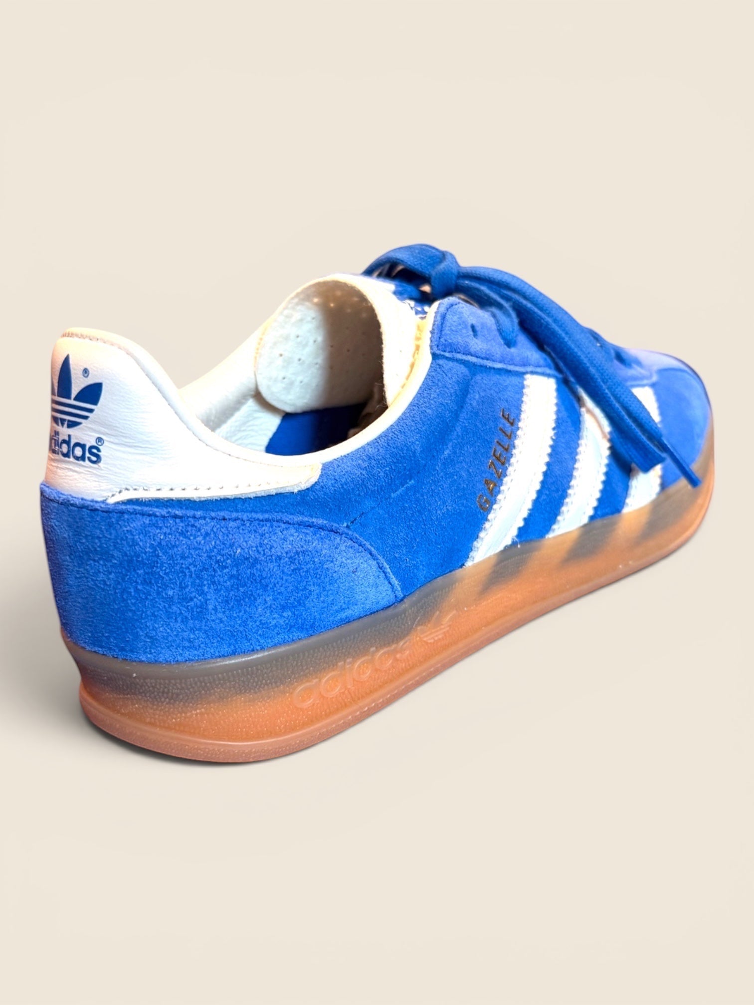 ViCo Unique Potsdam: Königsblaue Adidas Gazelle Sneaker aus Wildleder mit weißen Streifen und Gummisohle.