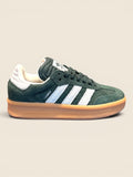 ViCo Unique Potsdam | Premium Secondhand Shop Adidas Samba OG dunkelgrüner Wildleder Sneaker mit weißen Streifen und Gummisohle