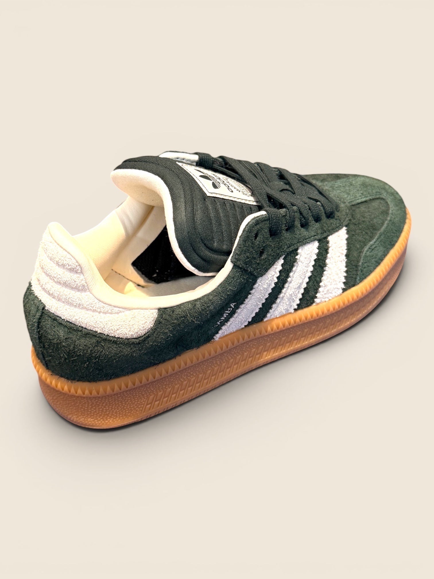 ViCo Unique Potsdam: Dunkelgrüner Adidas Samba OG Sneaker aus Wildleder mit weißen Streifen und Gummisohle.