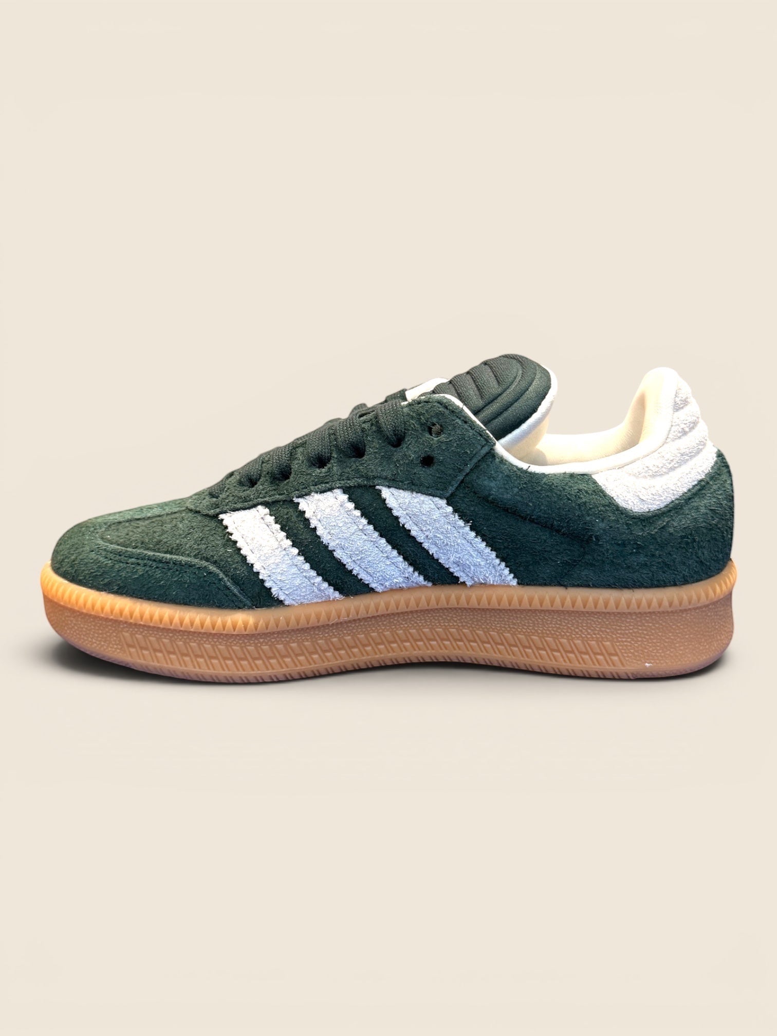 ViCo Unique Potsdam: Dunkelgrüner Adidas Samba OG Sneaker aus Wildleder mit weißen 3-Streifen und Gummisohle.