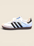 ViCo Unique Potsdam: Weiße Adidas Samba Sneaker aus Leder mit schwarzen Streifen und Wildleder-Zehenkappe.