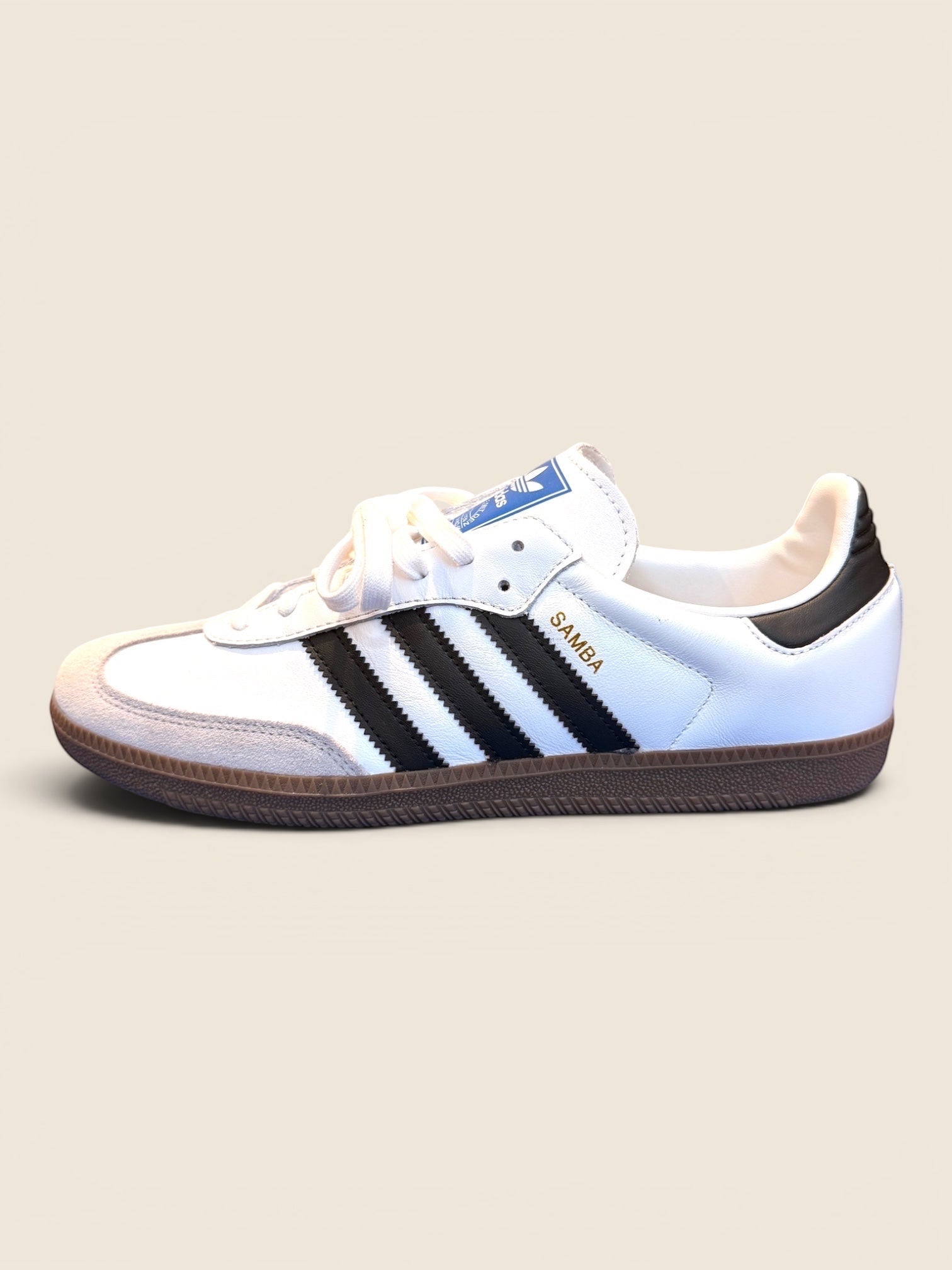 ViCo Unique Potsdam: Weiße Adidas Samba Sneaker aus Leder mit schwarzen Streifen und Wildleder-Zehenkappe.