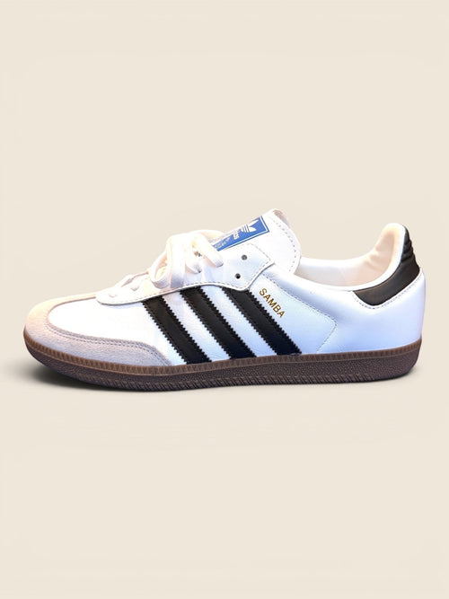 ViCo Unique Potsdam: Weiße Adidas Samba Sneaker aus Leder mit schwarzen Streifen und Wildleder-Zehenkappe.