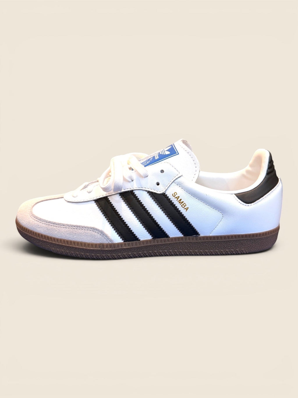 ViCo Unique Potsdam | Premium Secondhand Shop: Weißer Adidas Samba Sneaker aus Leder mit schwarzen Streifen und Wildleder-Zehenkappe.