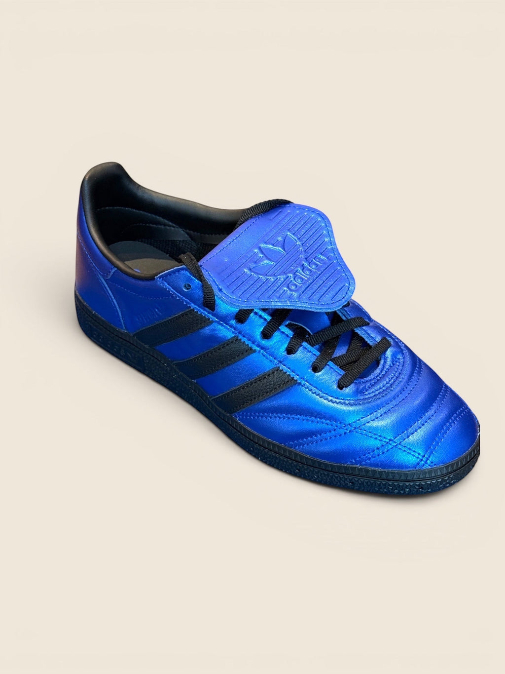 ViCo Unique Potsdam: Blaue Adidas Samba Indoor Fußballschuhe aus Kunstleder mit schwarzen 3-Streifen und Gummisohle.