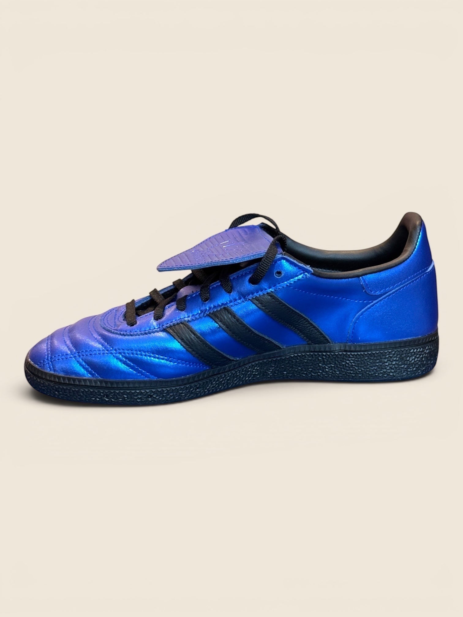 ViCo Unique Potsdam: Blaue Adidas Samba Indoor Fußballschuhe aus synthetischem Leder mit schwarzen 3-Streifen und Gummisohle.