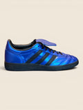 ViCo Unique Potsdam | Premium Secondhand Shop: Blaue Adidas Samba Indoor Fußballschuhe aus synthetischem Leder mit schwarzen 3-Streifen und Gummisohle.