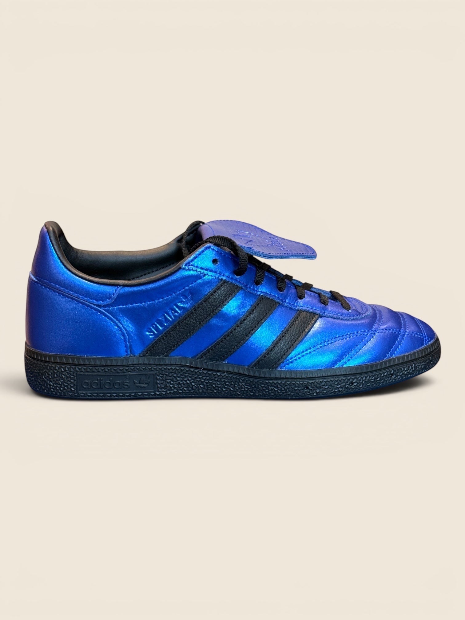 ViCo Unique Potsdam | Premium Secondhand Shop: Blaue Adidas Samba Indoor Fußballschuhe aus synthetischem Leder mit schwarzen 3-Streifen und Gummisohle.