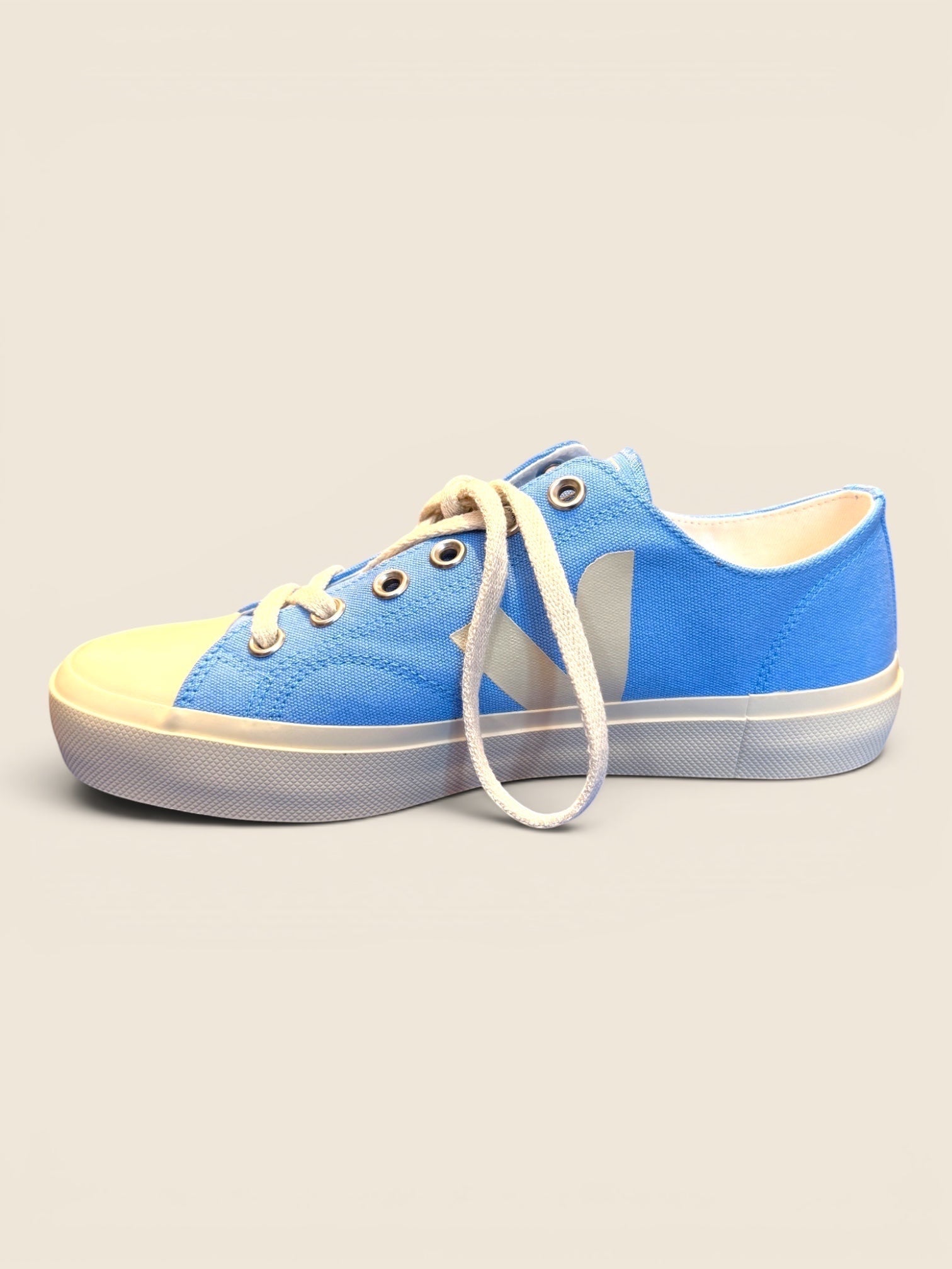 ViCo Unique Potsdam Leinenschuhe in leuchtendem Blau mit cremefarbenem Logo und heller Gummisohle.
