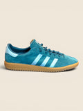 ViCo Unique Potsdam | Premium Secondhand Shop Herren Sneaker aus Wildleder in Türkis mit hellblauen Adidas-Streifen und brauner Gummisohle.