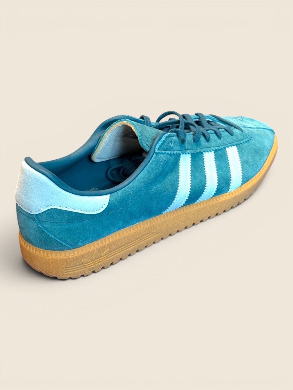 ViCo Unique Potsdam | Premium Secondhand Shop Herren Sneaker aus Wildleder in Türkis mit hellblauen Adidas-Streifen und Gummisohle