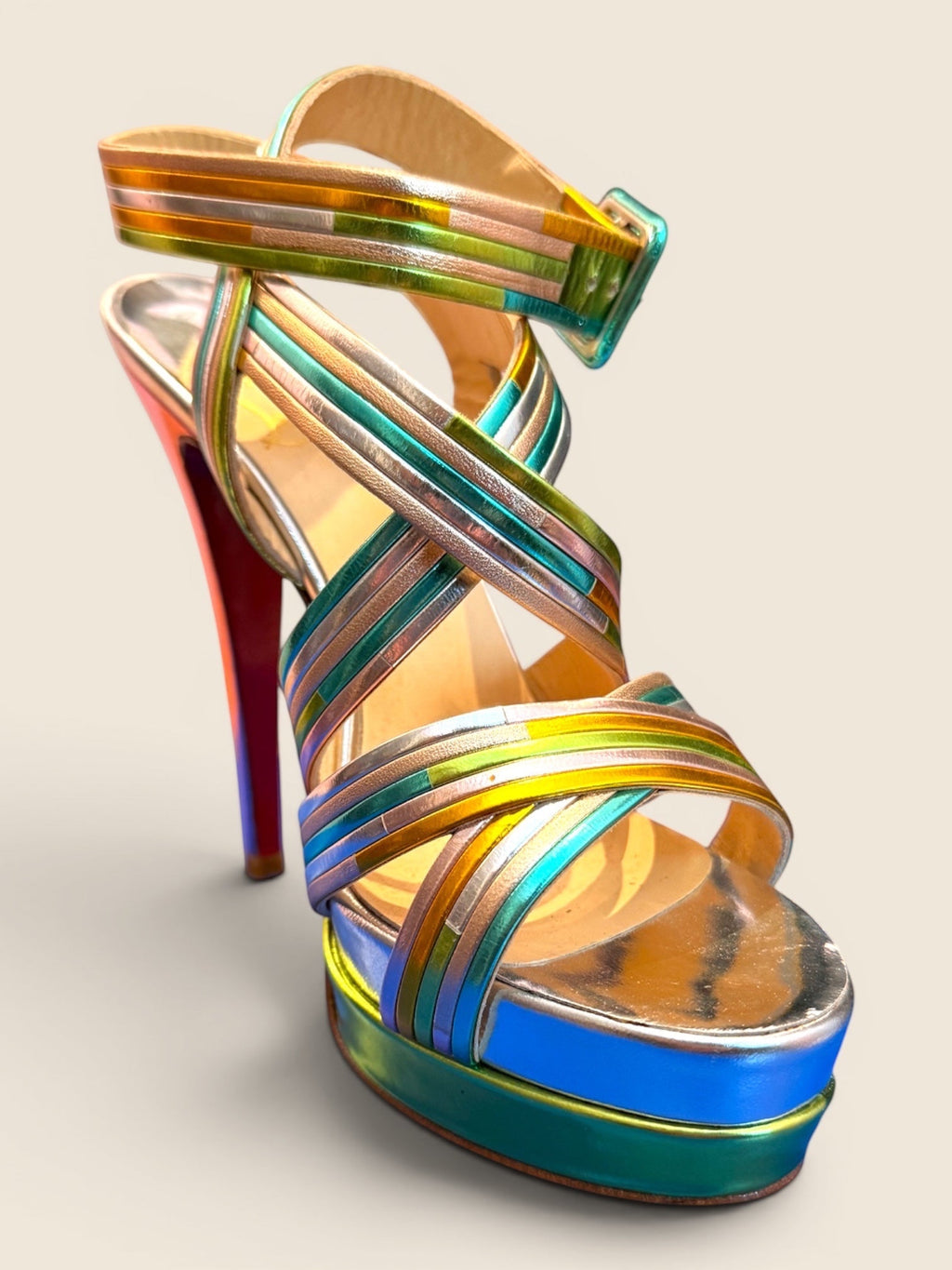 ViCo Unique Potsdam | Premium Secondhand Shop Damen High Heel Sandalen mit irisierendem Farbverlauf, Plateau und Stiletto-Absatz.