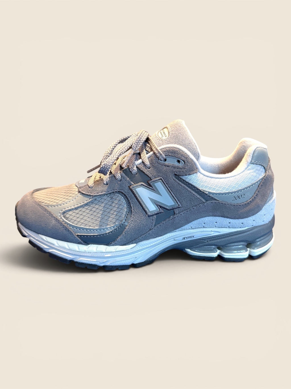 ViCo Unique Potsdam | Premium Secondhand Shop: Graue New Balance 2002R Sneaker aus Wildleder und Mesh mit N-Logo und N-ergy-Dämpfung.