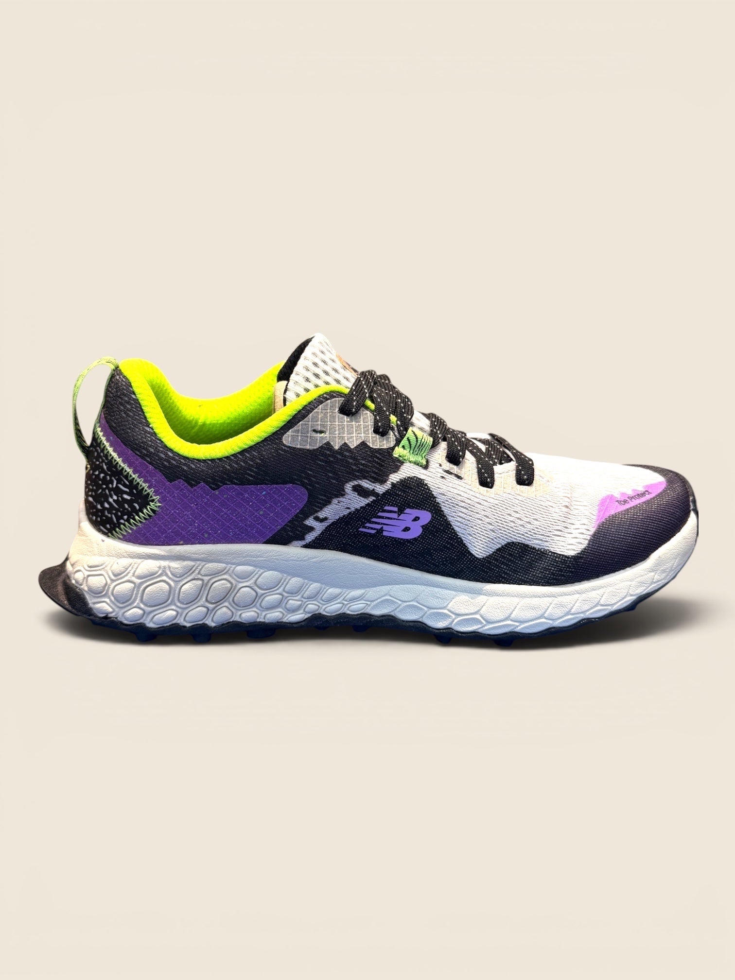 ViCo Unique Potsdam: New Balance Fresh Foam X Hierro Mid GTX Laufschuh in Weiß, Schwarz, Grün und Lila mit Gore-Tex und Vibram-Sohle.