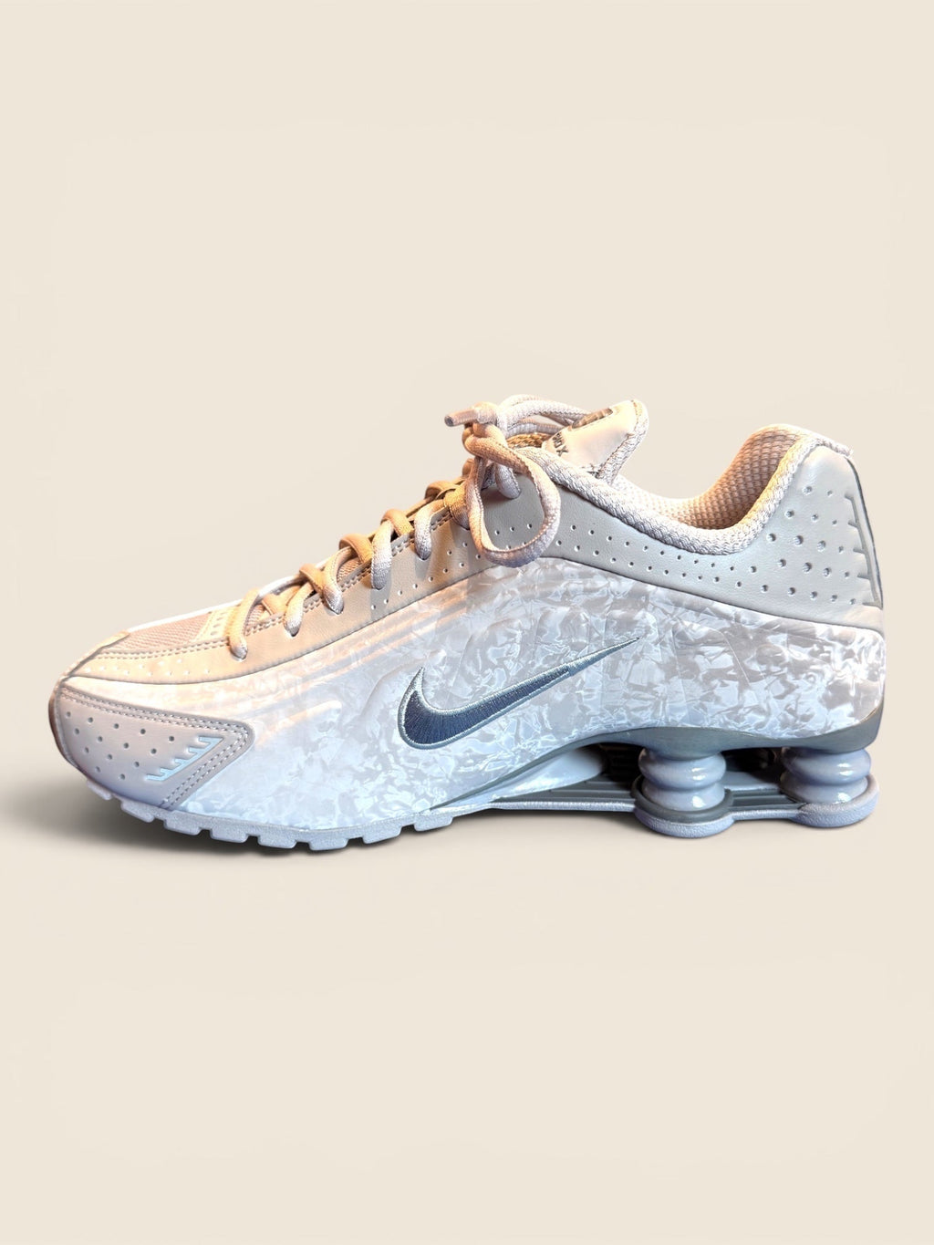Nike Shox TL Damen Sneaker in Weiß mit Marmormuster-Mittelsohle und metallischem Swoosh. Leder und Mesh.