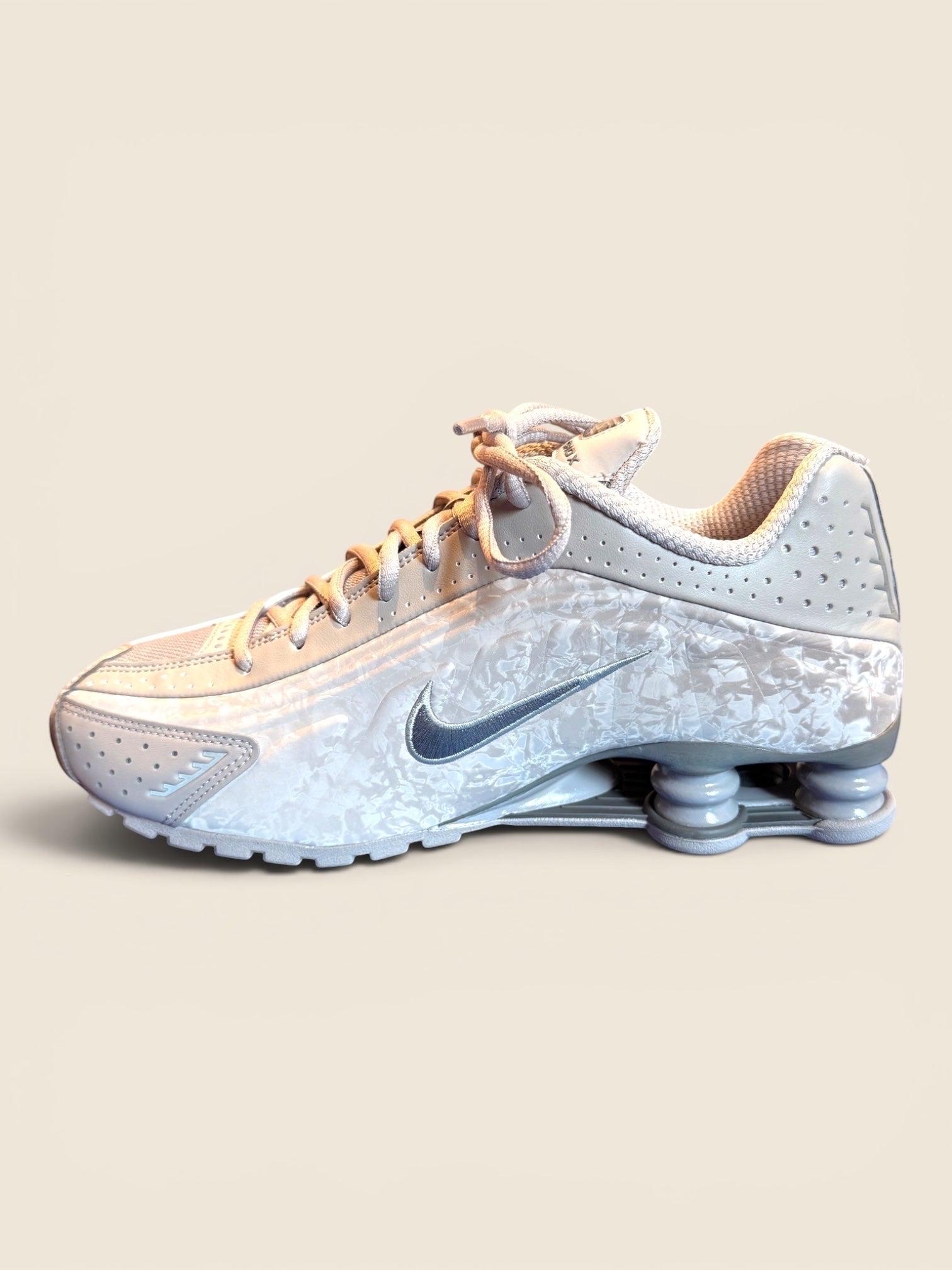 Nike Shox TL Damen Sneaker in Weiß mit Marmormuster-Mittelsohle und metallischem Swoosh. Leder und Mesh.