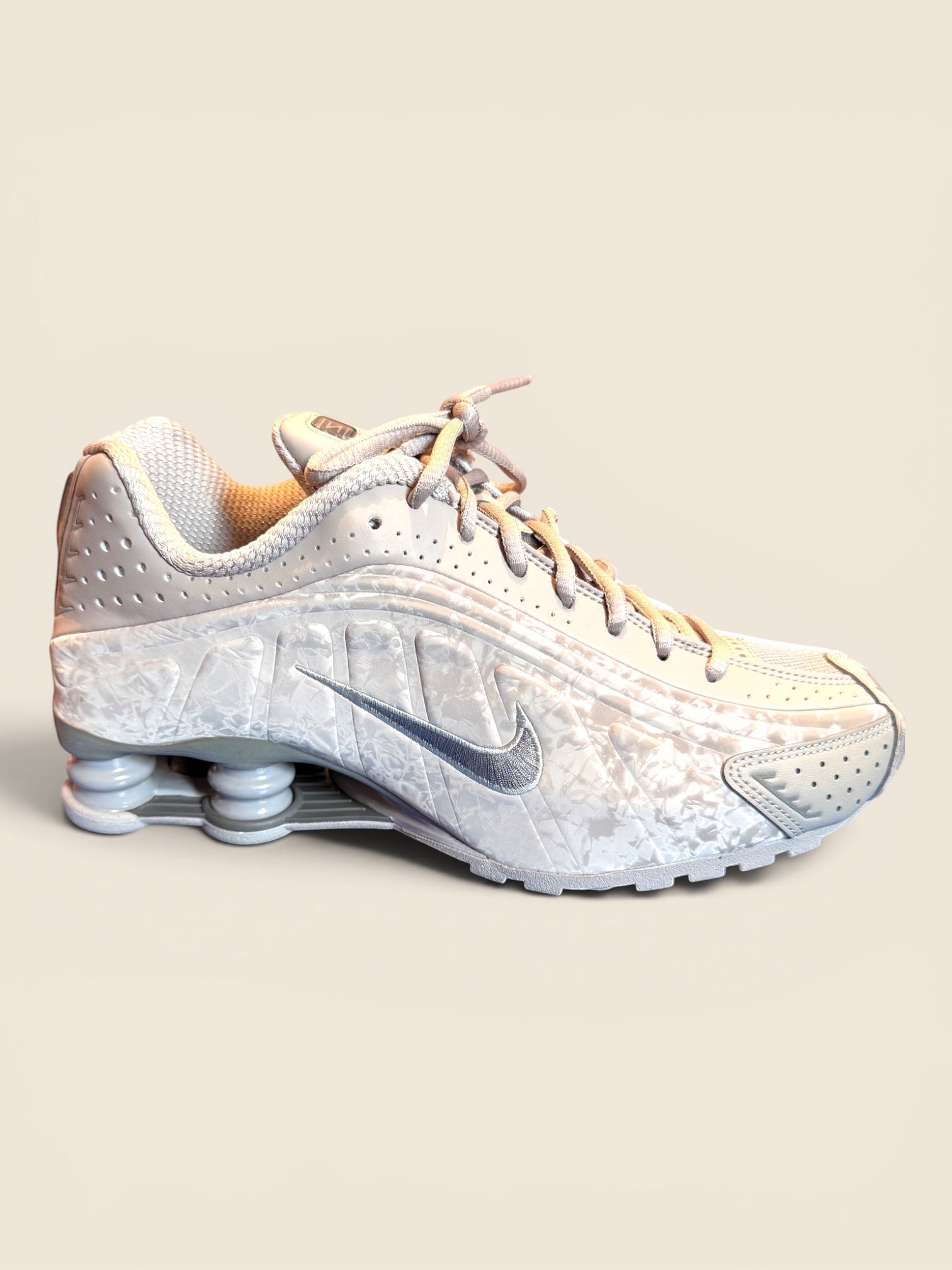 Nike Shox TL Damen Sneaker in Weiß mit Marmormuster und silbernem Swoosh. Leder und Mesh.