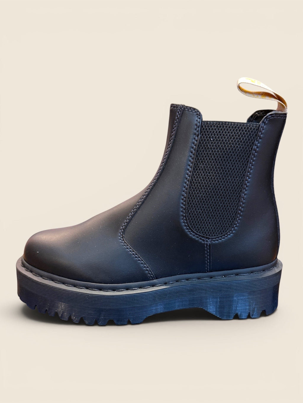 Schwarze Leder Chelsea Boots für Damen von ViCo Unique Potsdam mit Plateau-Sohle und elastischen Seiten.
