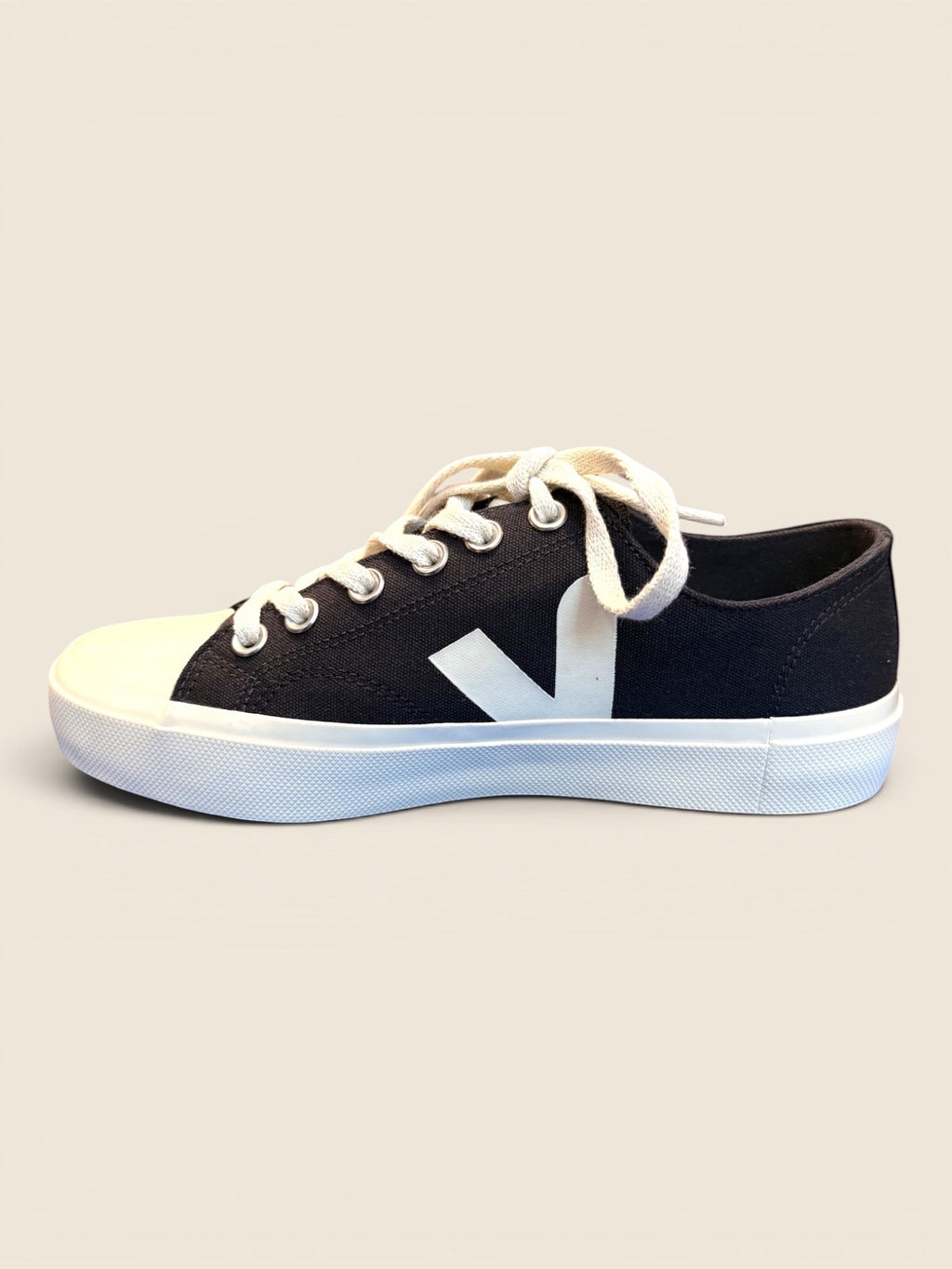 ViCo Unique Potsdam Leinenschuhe: Schwarze Canvas-Sneaker mit weißem "V"-Aufnäher, weißer Gummikappe und Sohle. Schnürung für Komfort.