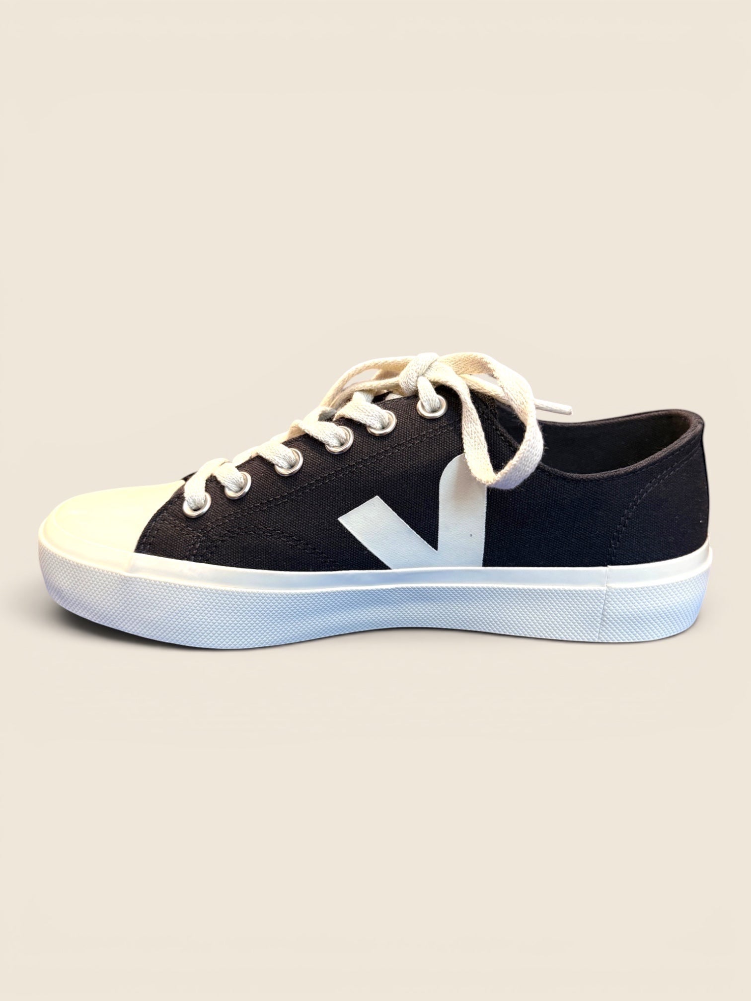 ViCo Unique Potsdam Leinenschuhe: Schwarze Canvas-Sneaker mit weißem "V"-Aufnäher, weißer Gummikappe und Sohle. Schnürung für Komfort.