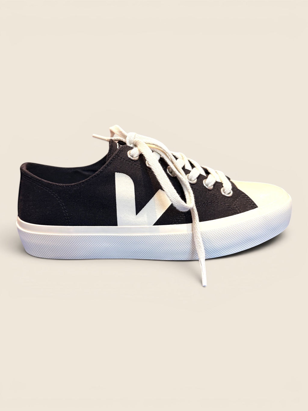ViCo Unique Potsdam Leinenschuhe: Schwarze Canvas-Sneaker mit weißem V-Logo, weißer Gummikappe und Schnürung.