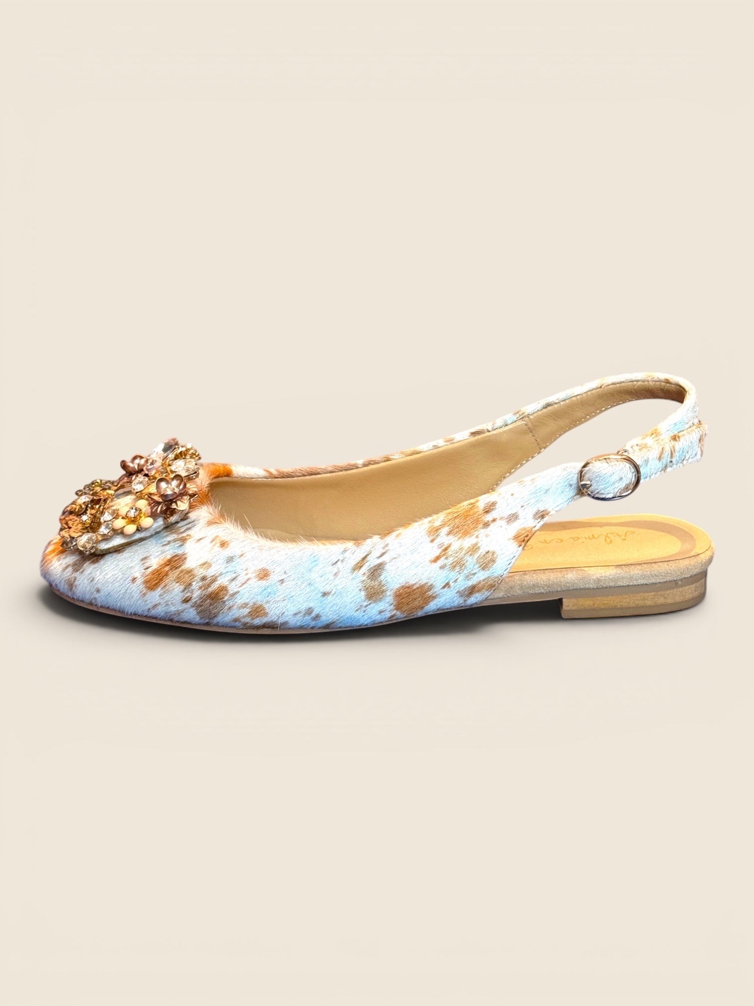 ViCo Unique Potsdam Slingback Ballerinas mit Kuhfell-Muster in Blau und Braun, verziert mit goldenen Blumen-Applikationen.