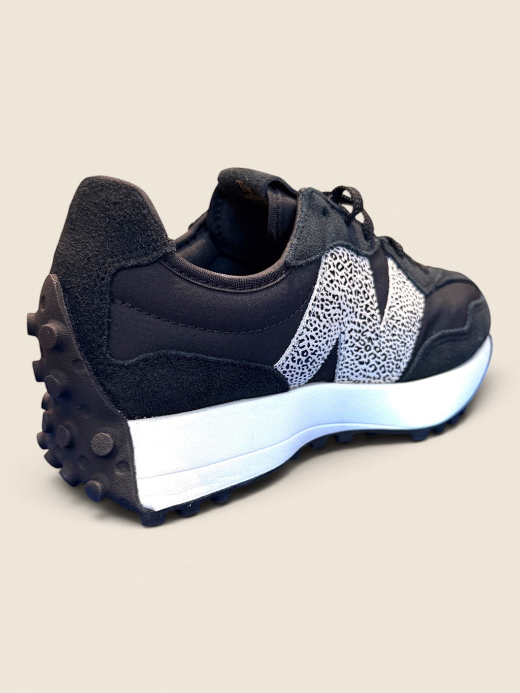 New Balance 327 Damen Sneaker in Schwarz mit Leo-Print-Detail, Wildleder und Textil, Keilsohle