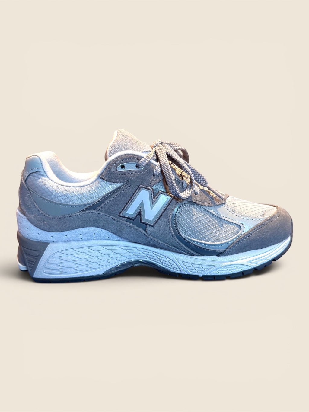 ViCo Unique Potsdam | Premium Secondhand Shop: Graue New Balance 2002R Sneaker aus Wildleder und Mesh mit N-Logo und N-ergy-Dämpfung.