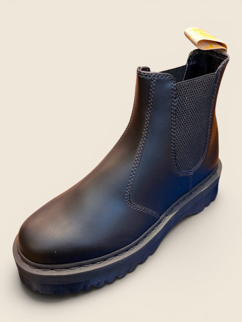 ViCo Unique Potsdam | Premium Secondhand Shop: Schwarze Leder Chelsea Boots für Damen mit Plateau-Sohle und elastischen Seiten.