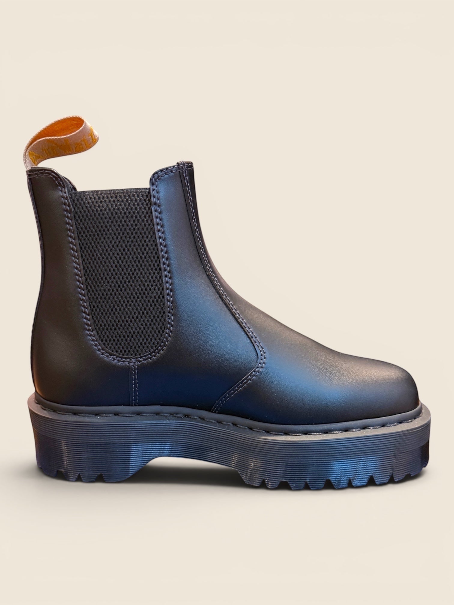 ViCo Unique Potsdam: Schwarze Leder Chelsea Boots für Damen mit Plateau-Sohle und elastischen Seiten. Fersenschlaufe für einfaches Anziehen.
