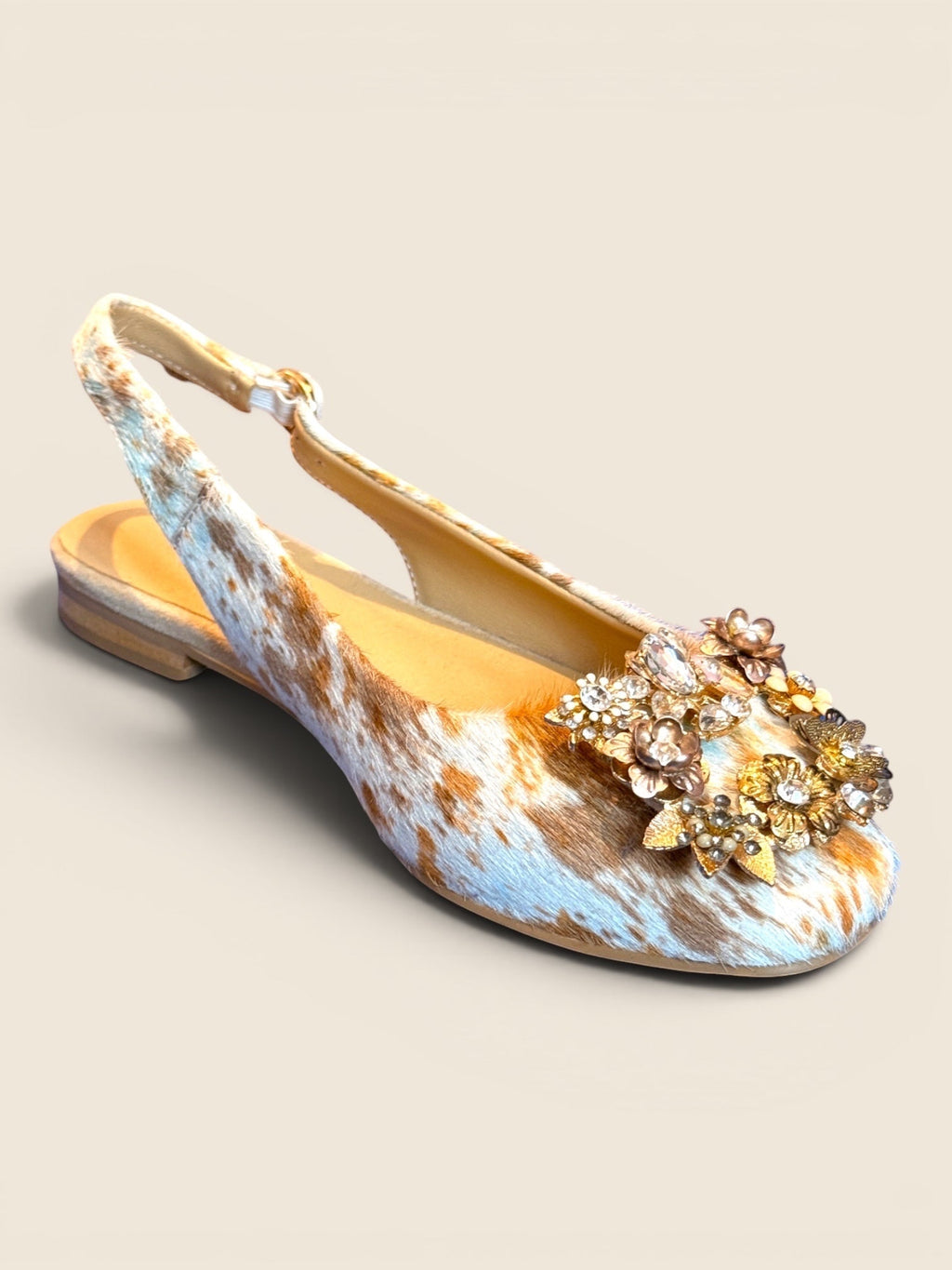 ViCo Unique Potsdam Slingback Ballerinas mit Kuhfell-Muster in Blau und Braun, verziert mit goldenen Blumen und Kristallen.