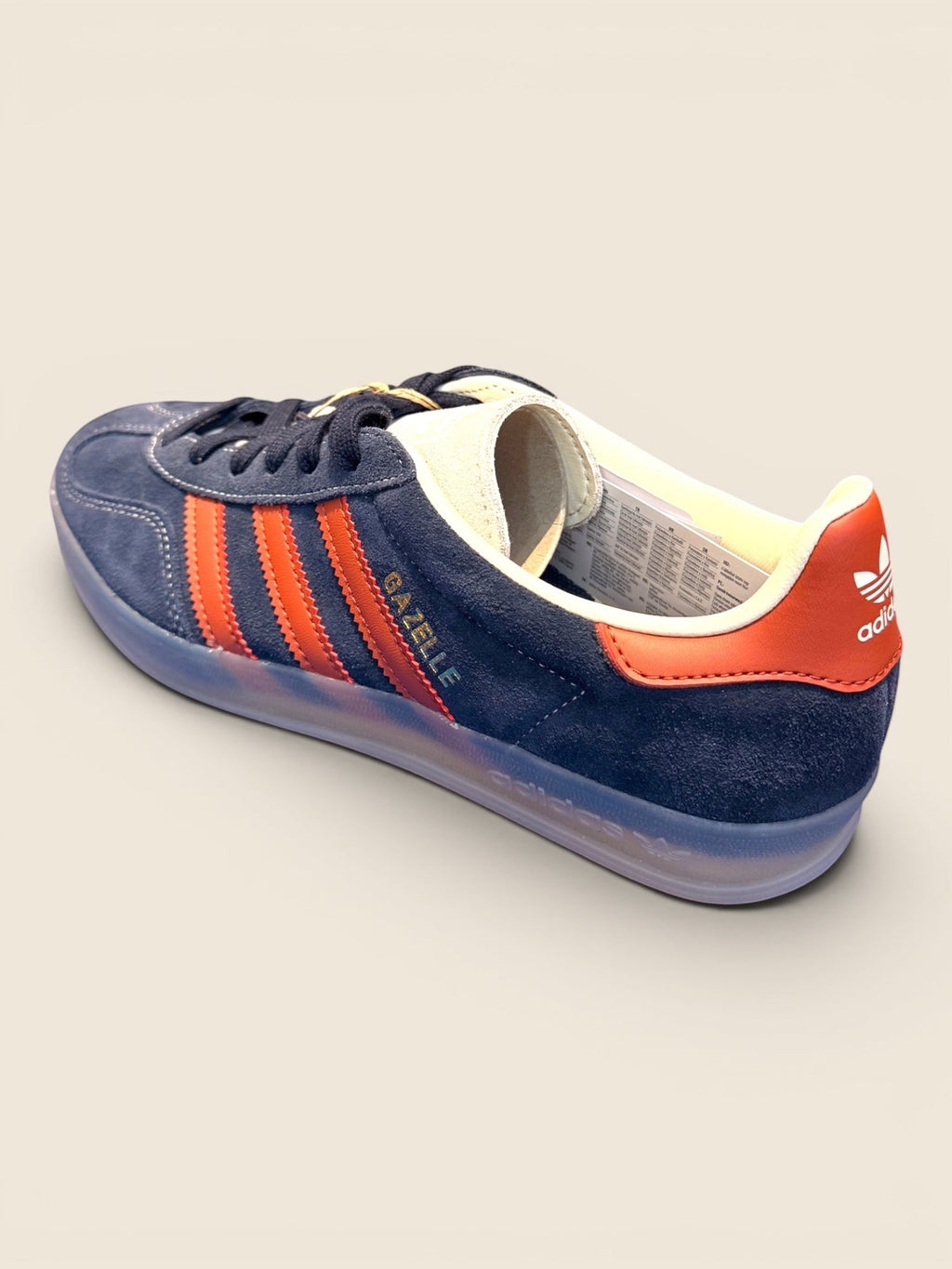 ViCo Unique Potsdam: Adidas Gazelle Herren Sneaker, dunkelblaues Wildleder mit orangen Streifen, goldener "Gazelle" Schriftzug, transparente Gummisohle.