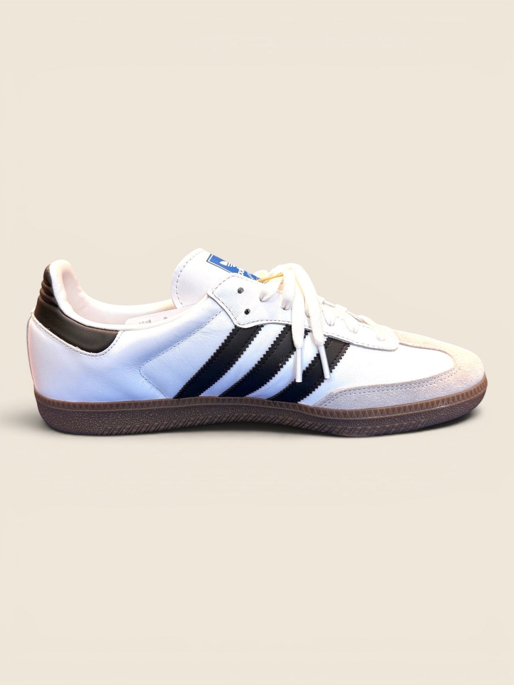 ViCo Unique Potsdam | Premium Secondhand Shop: Weißer Adidas Samba Sneaker aus Leder mit schwarzen Streifen und Gummisohle.