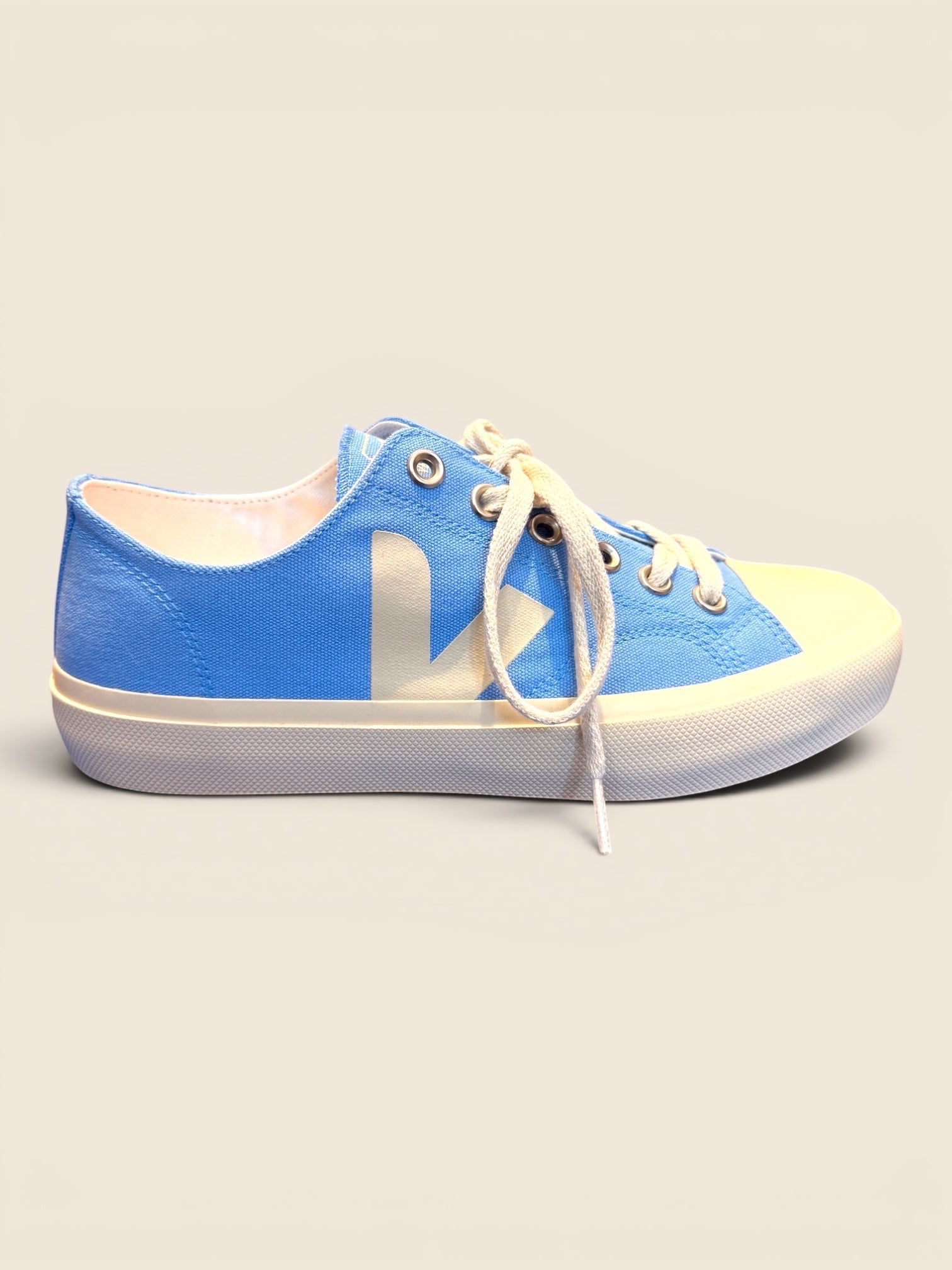 ViCo Unique Potsdam Leinenschuhe in leuchtendem Blau mit cremefarbenem Logo und heller Gummisohle