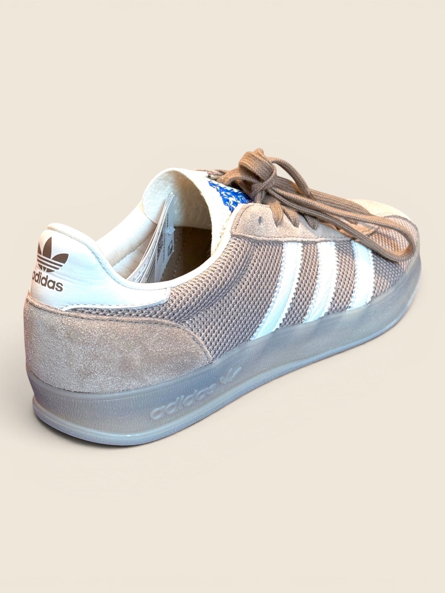 ViCo Unique Potsdam: Graue Adidas Herren Sneaker aus Wildleder und Mesh mit weißen Streifen und Gummisohle.