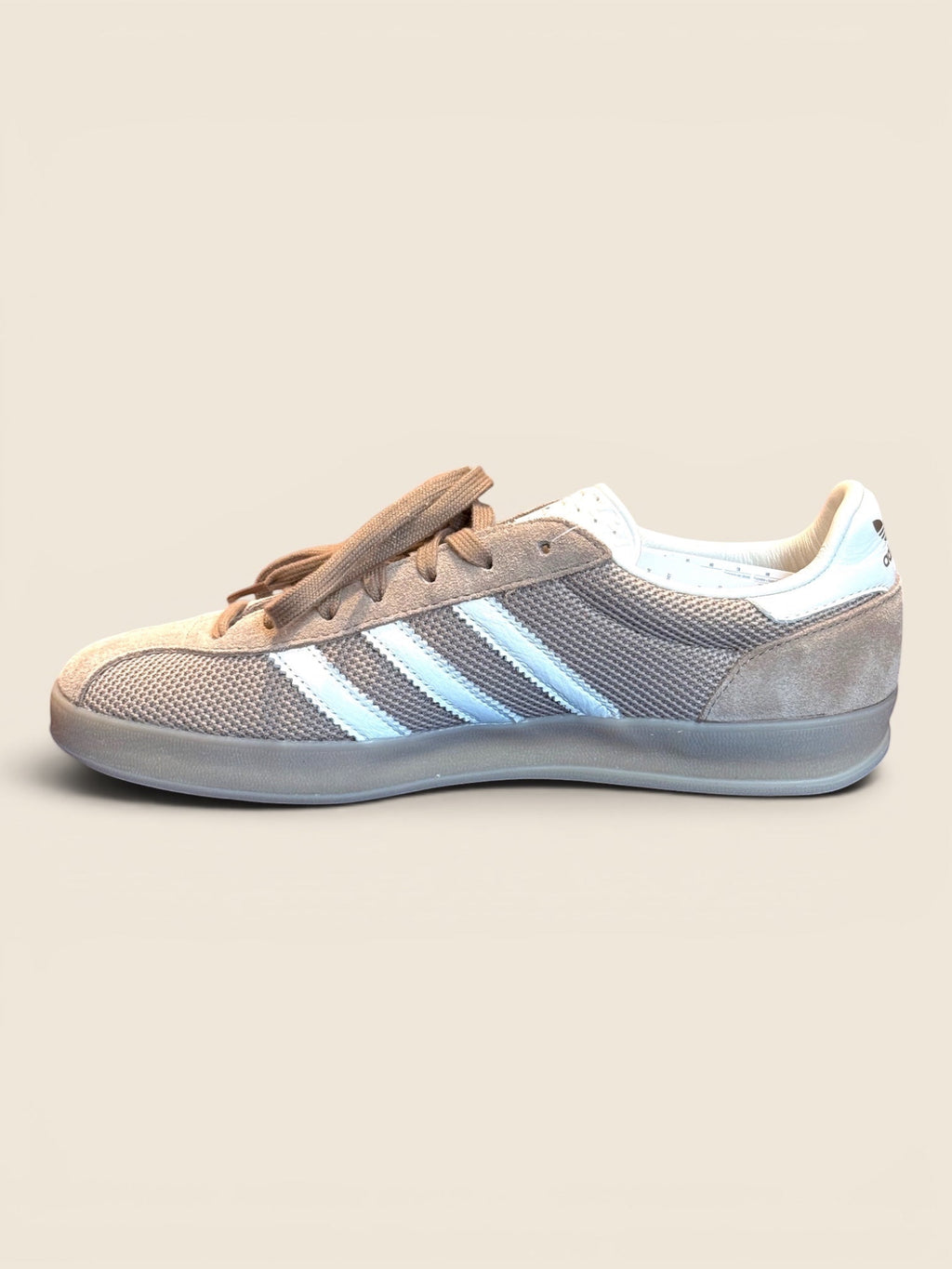 ViCo Unique Potsdam: Graue Adidas Herren Sneaker aus Wildleder und Mesh mit weißen Streifen und Gummisohle.