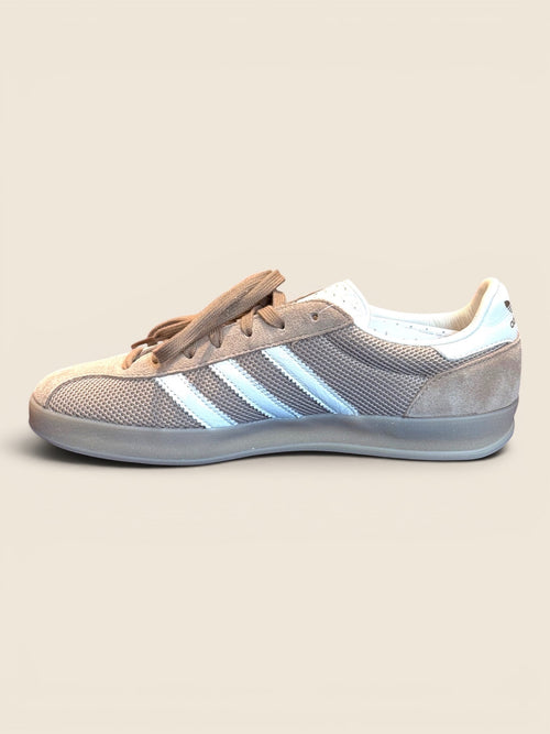 ViCo Unique Potsdam: Graue Adidas Herren Sneaker aus Wildleder und Mesh mit weißen Streifen und Gummisohle.