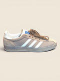 ViCo Unique Potsdam: Graue Adidas Herren Sneaker aus Wildleder und Mesh mit weißen Streifen und Gummisohle.