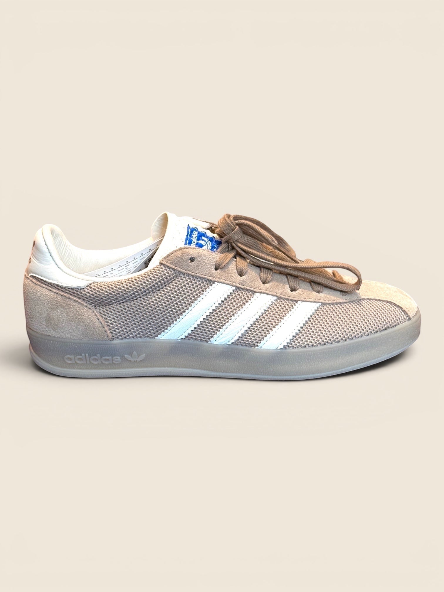 ViCo Unique Potsdam: Graue Adidas Herren Sneaker aus Wildleder und Mesh mit weißen Streifen und Gummisohle.