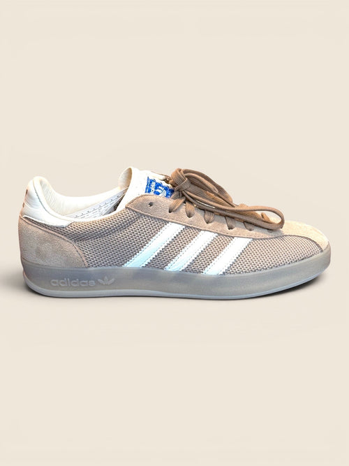 ViCo Unique Potsdam: Graue Adidas Herren Sneaker aus Wildleder und Mesh mit weißen Streifen und Gummisohle.