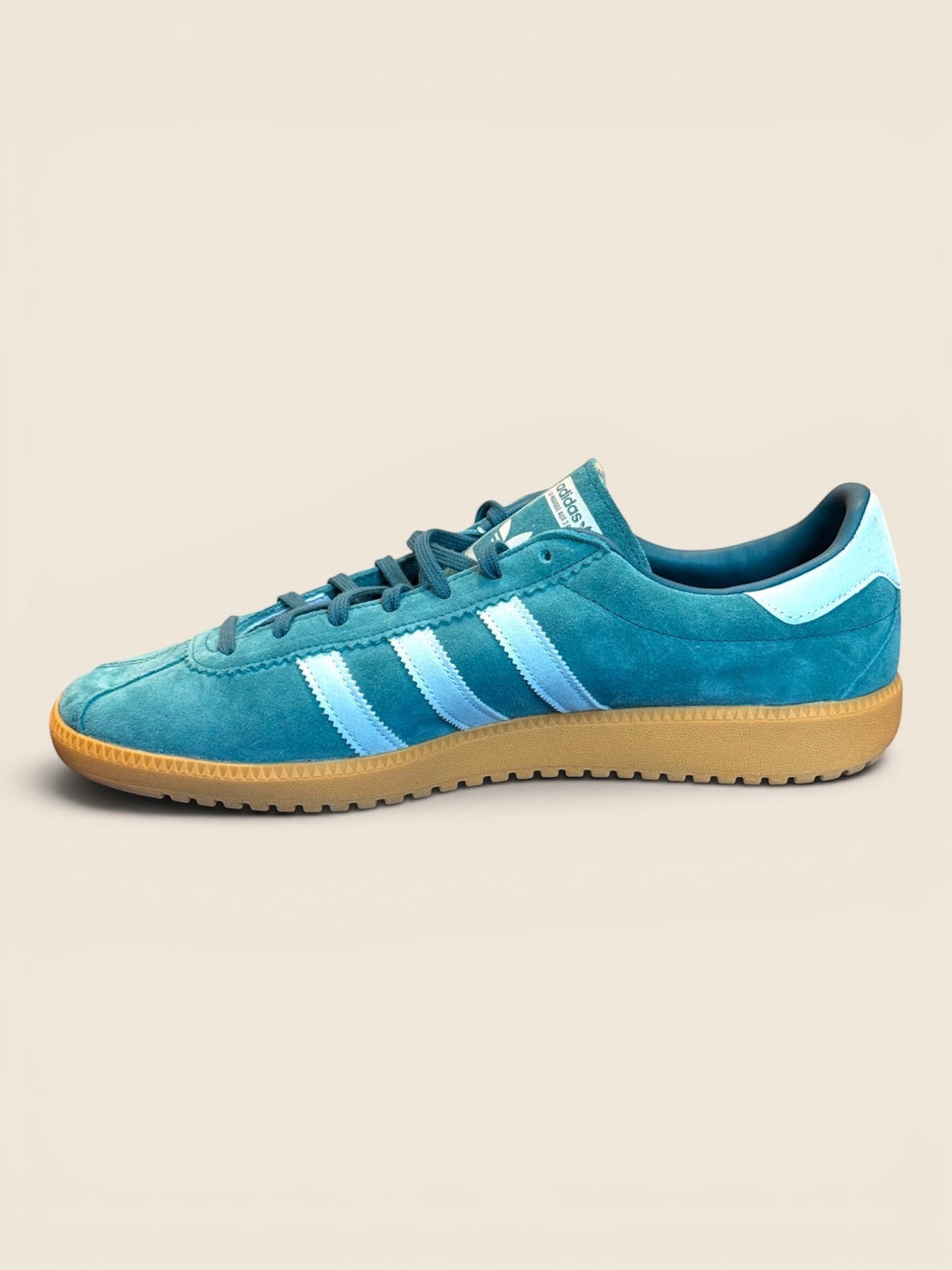 ViCo Unique Potsdam Herren Sneaker aus Wildleder in Türkis mit hellblauen Adidas-Streifen und brauner Gummisohle.