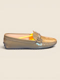 ViCo Unique Potsdam Lack-Loafer mit Schnalle für Damen in Taupe, glänzendes Leder, Gummisohle mit Noppen, silberne Schnalle.